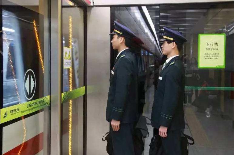 跳槽是干新行业还是做老本行,跳槽以后就是空降领导