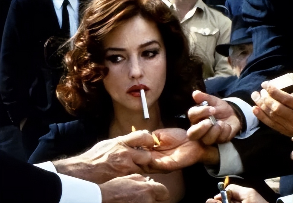 除了赏心悦目，足球宝贝在比赛起什么作用？为何球迷那么喜欢她们