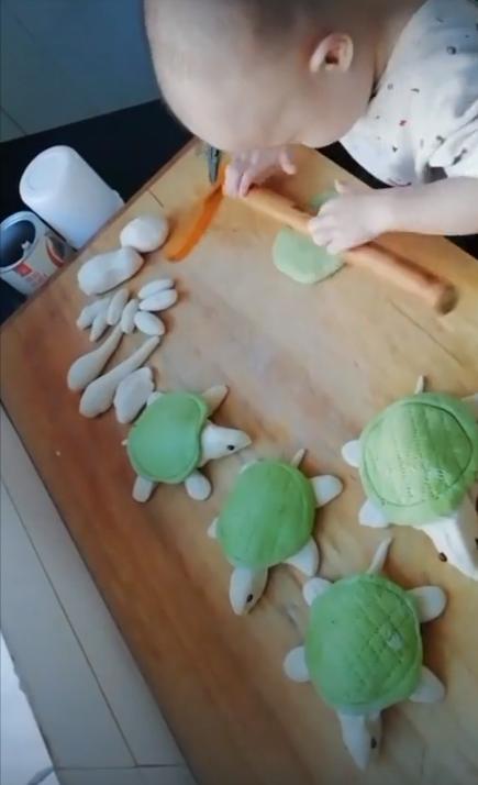 有趣3岁小男孩痴迷做花式面点,花式包子儿童