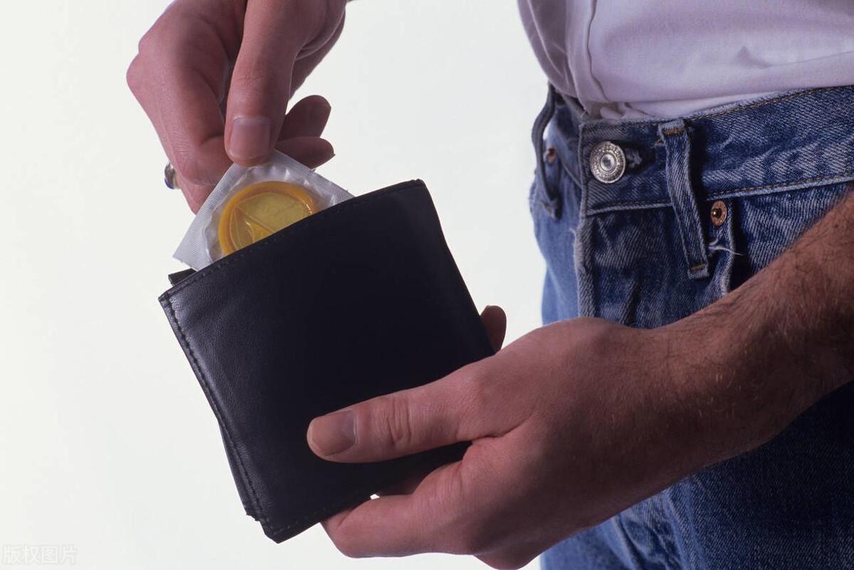 公交车上丢手机钱包,男子在公交车上捡掉零钱