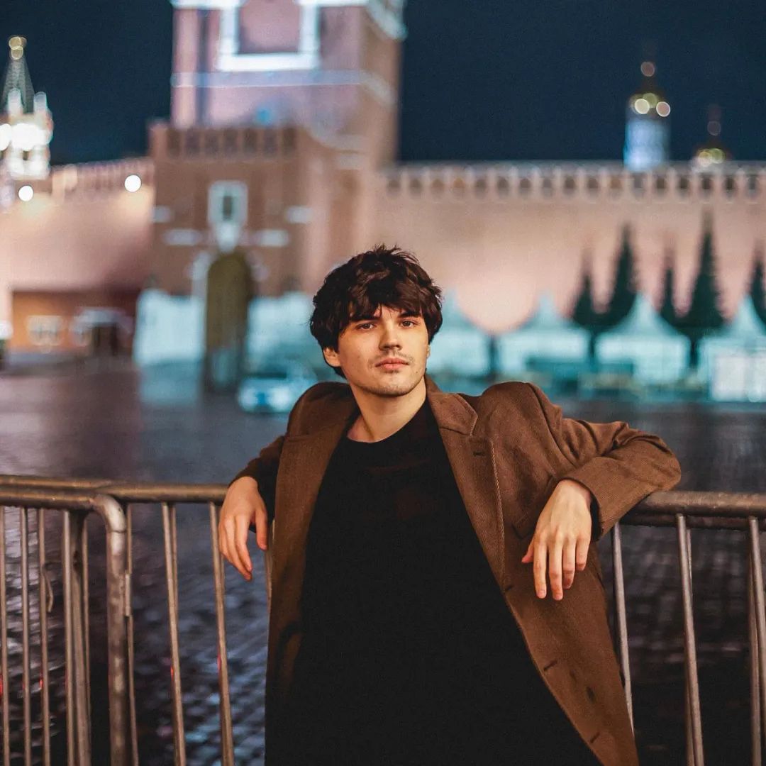 俄罗斯逃课女孩走红,俄罗斯女生被偷拍爆红网络