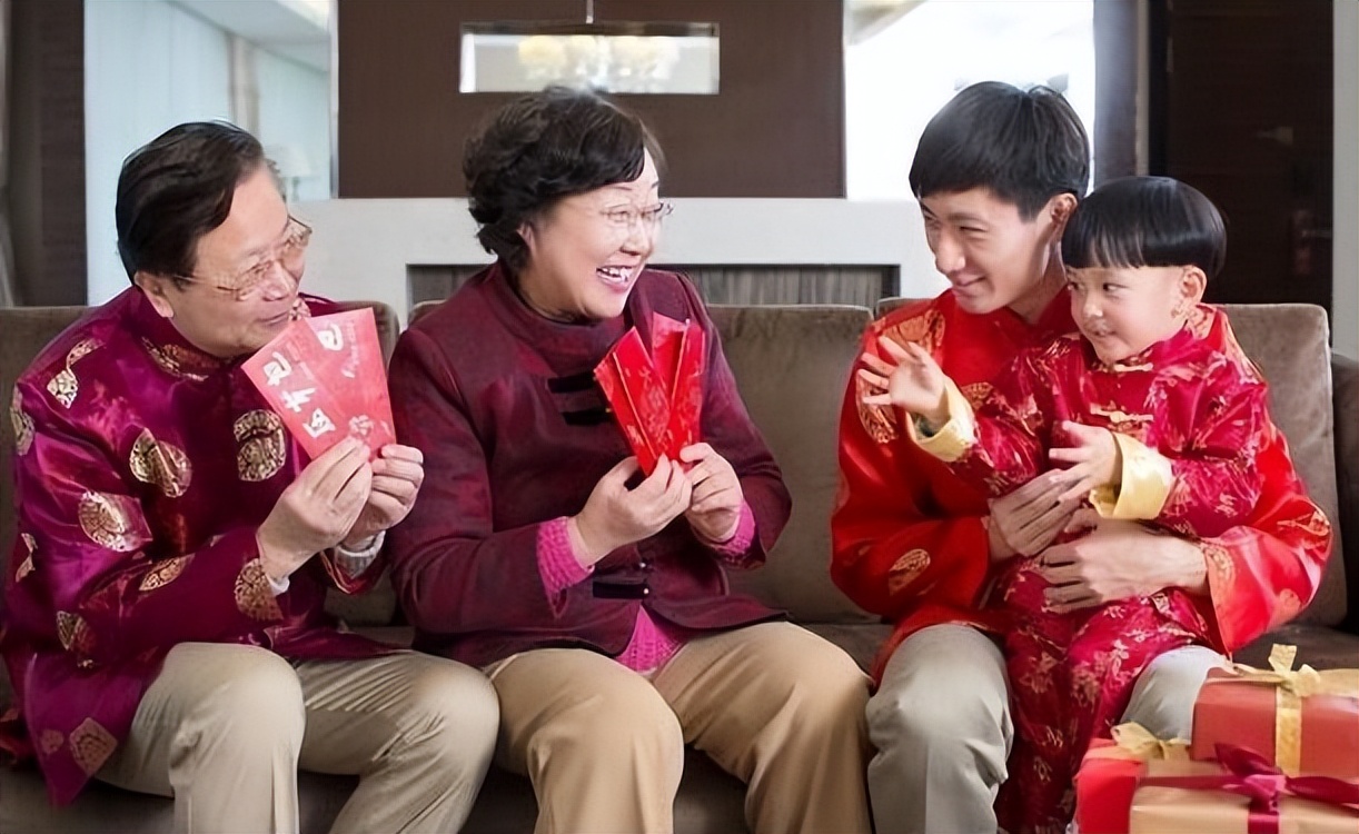 给娃压岁钱有“讲究”，除夕和初一哪天好？寓意不同，家长别给错