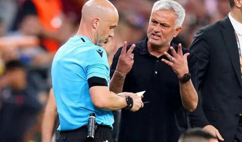 璇″紓瓒冲潧,榛勫仴缈斿瓒崇悆鎻愬嚭涓変釜闂