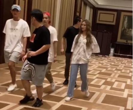 黄子韬徐艺洋出门开什么车,黄子韬带徐艺洋出席活动