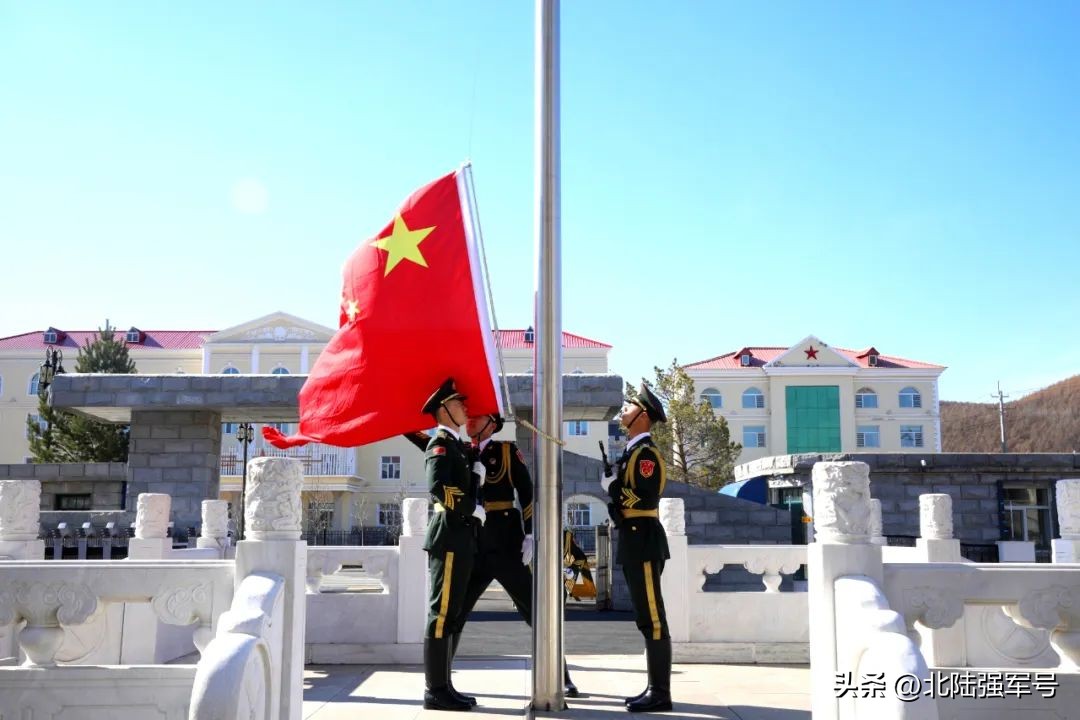 敬礼鲜艳的五星红旗,鲜艳五星红旗下敬礼视频