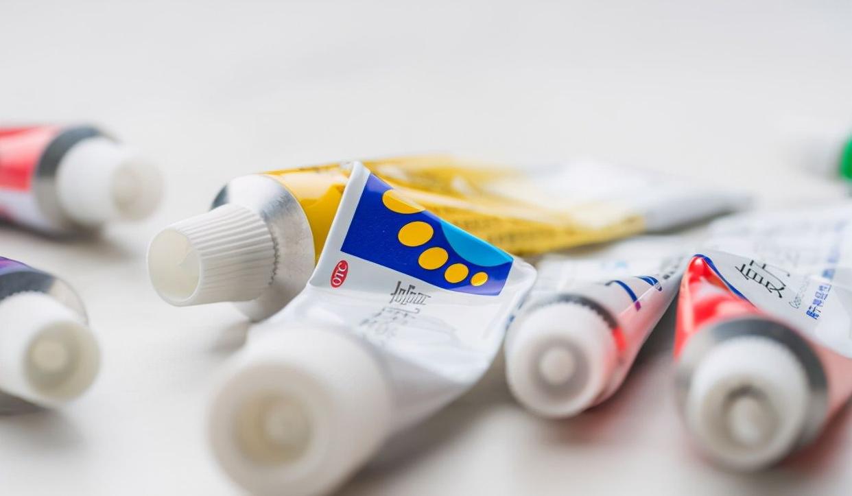 红霉素软膏抹脸上会变白吗,红霉素软膏可以擦眼下吗