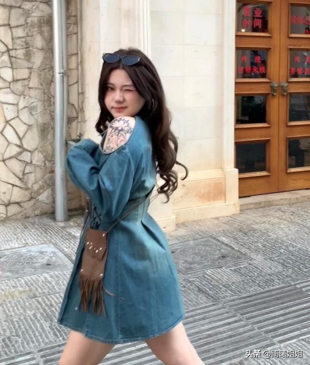 洋气网红爆款牛仔裙显瘦,抖音最火夏季牛仔裙时尚减龄