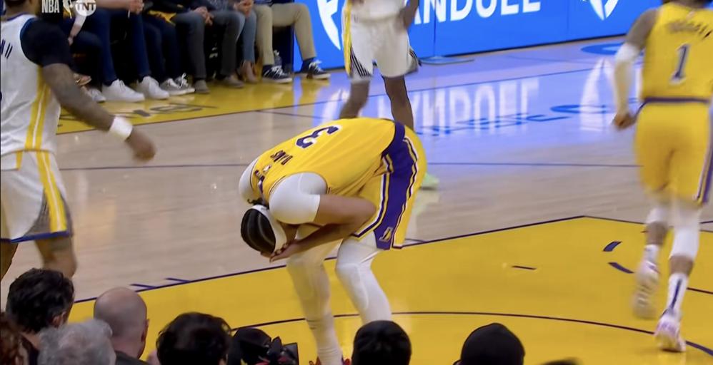 浓眉被卢尼犯规,卢尼肘击浓眉会被追加停赛吗