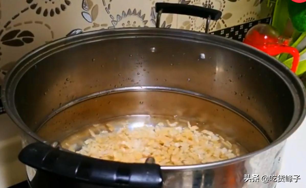 做猪皮冻时最忌直接下锅煮,怎样做猪皮冻好吃又软烂