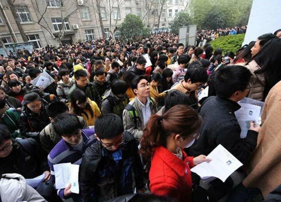 未来十年公务员有怎样的前景,中国为什么公务员最吃香