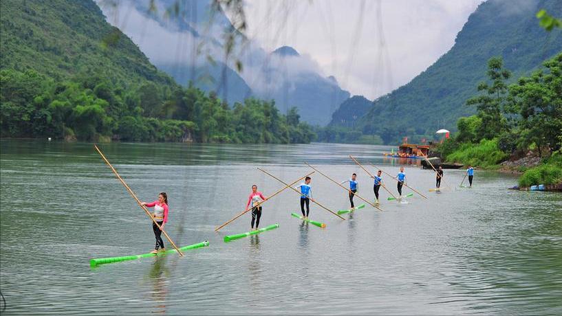 中国各地的硬核交通，重庆出租车贴地飞行，武汉公交速度直追火车