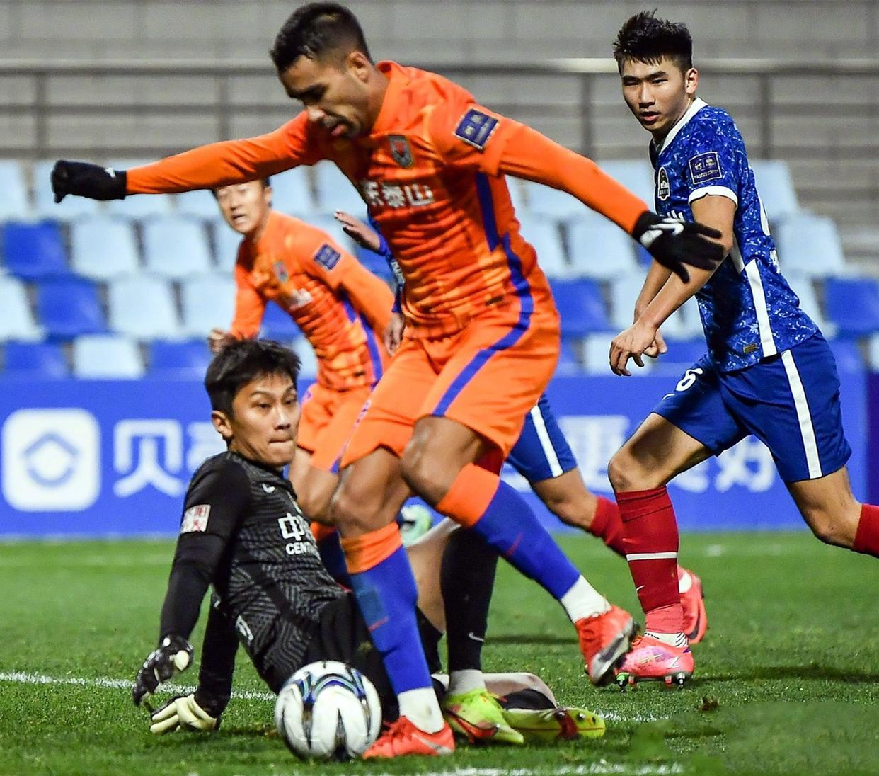 山东泰山精兵简政，郝伟面临两难题，“外星人”德尔加多想回家