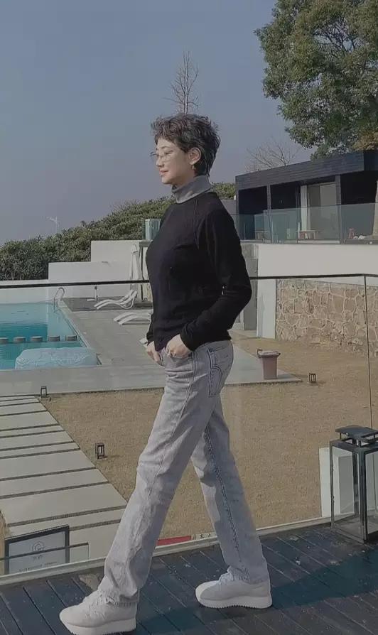 上了年纪的女人少穿这3种羽绒服,上了年纪的女装运动鞋