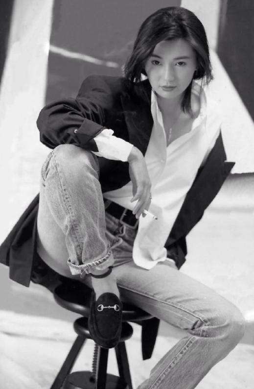 事实证明，独居贫民区、不婚无子的张曼玉，已经走上了另一条大路