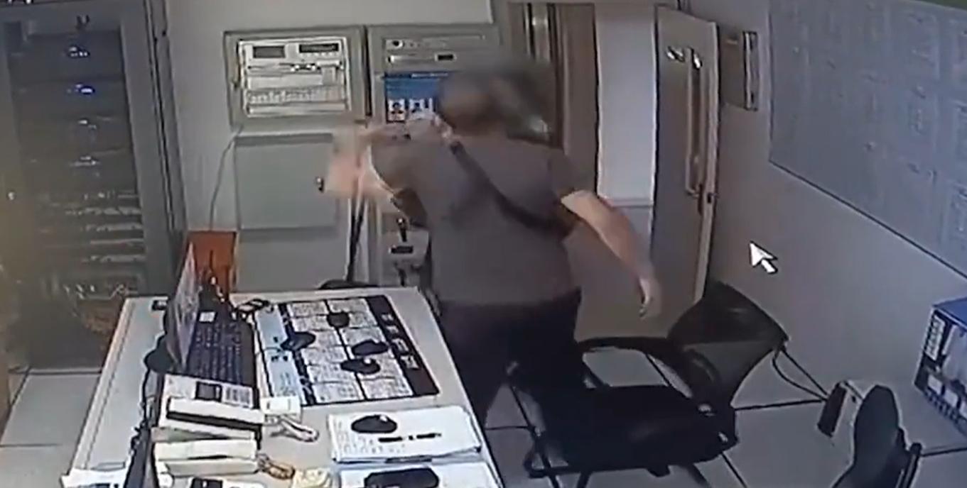 员工被领导骂我该怎么办,遭冤枉员工与领导起争执被扇脸