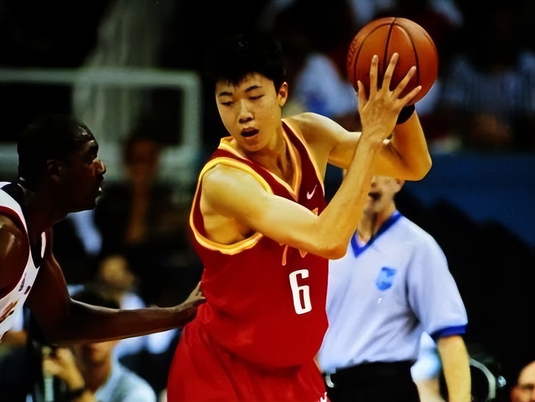 战胜巴西西班牙挺进四强,姚明带队的中国男篮