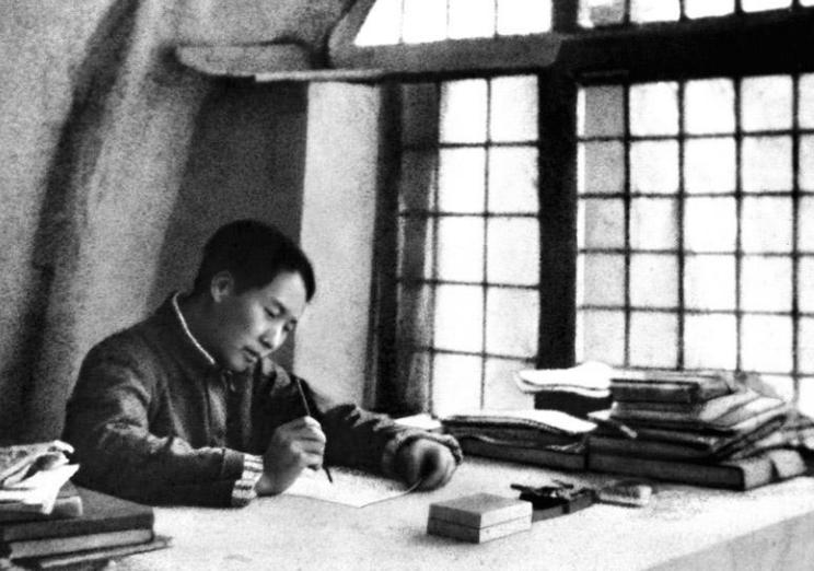 毛主席参加陈毅追悼会，看到一副挽联，停下问道：这是谁写的？