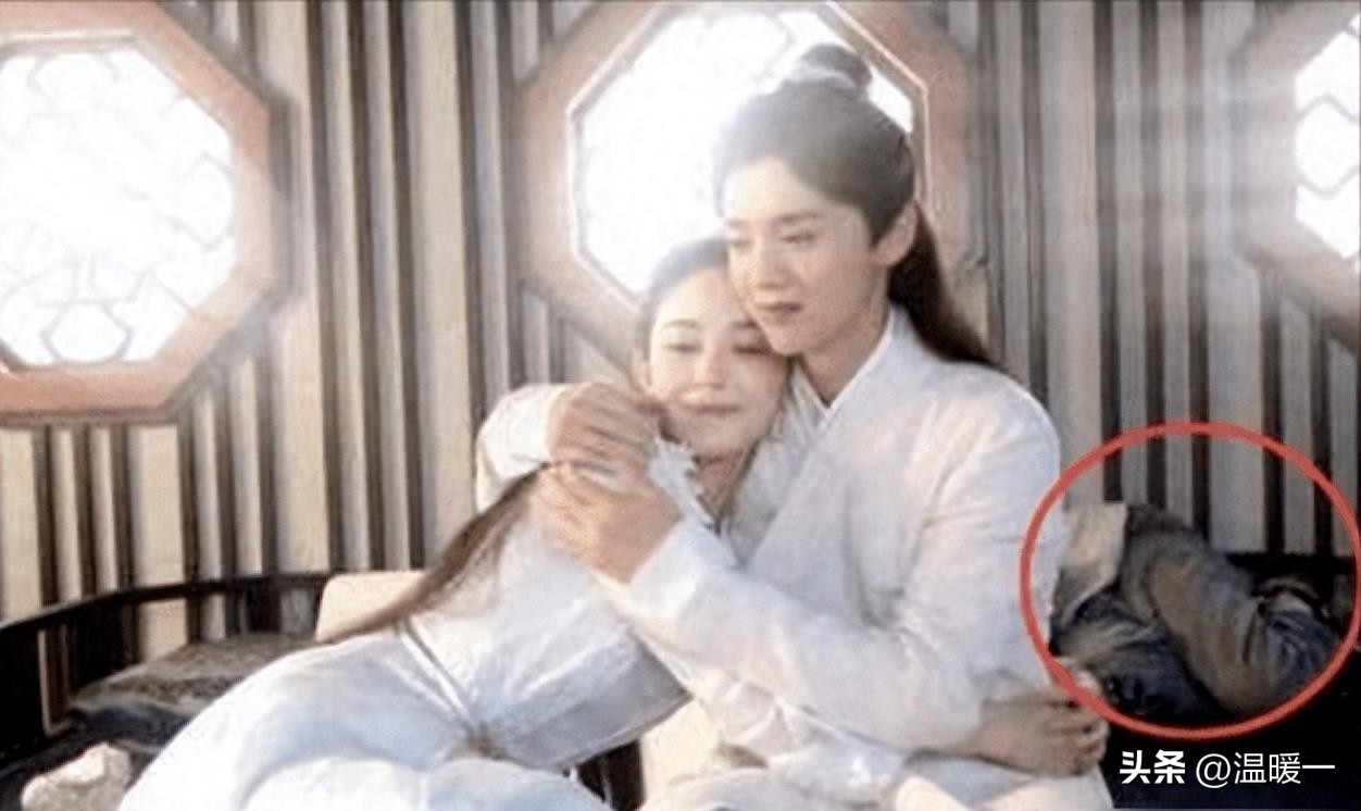 *绑捆**露大胸、台词胡来！这些“*辱侮**”观众的剧情，真把观众当呆子