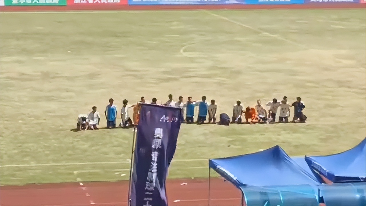 裁判不公全体球员反抗裁判被打,足球裁判判罚不满暴打裁判