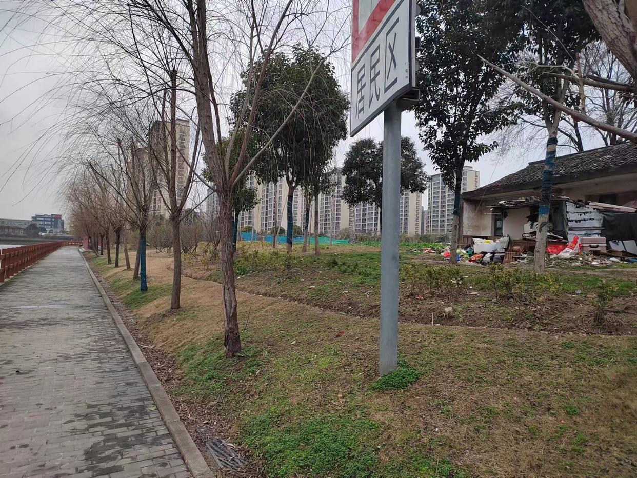 河南一老人在上海独居20多年，无水无电，得了幻想症