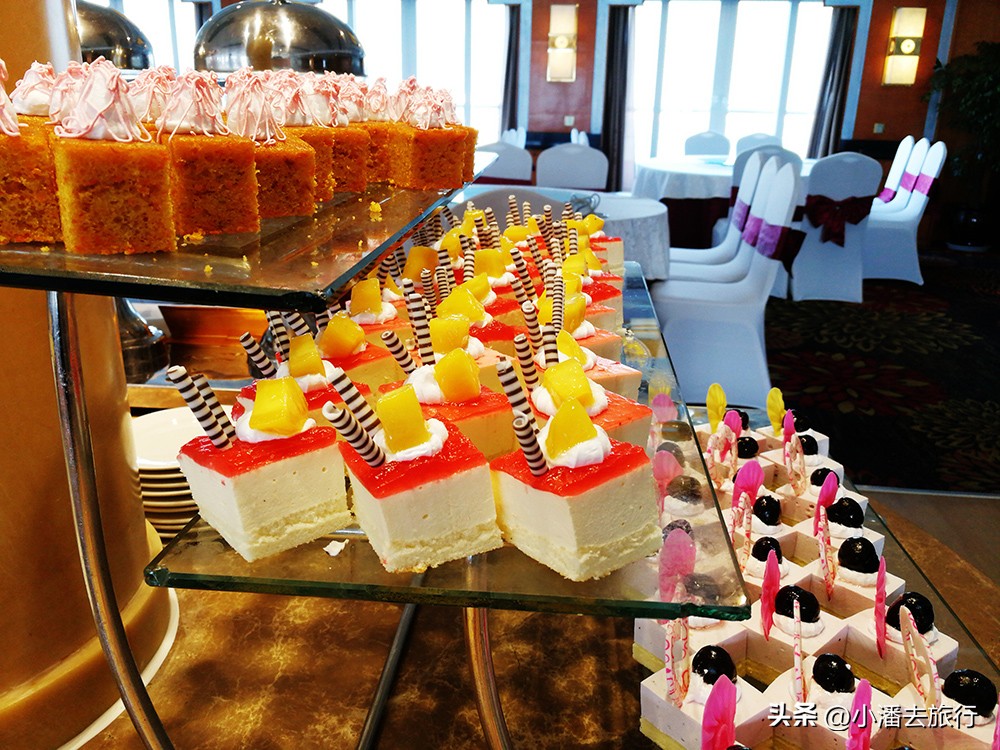 我和老伴一行2人从武汉出发，乘坐世纪传奇号，花费近2.4万元