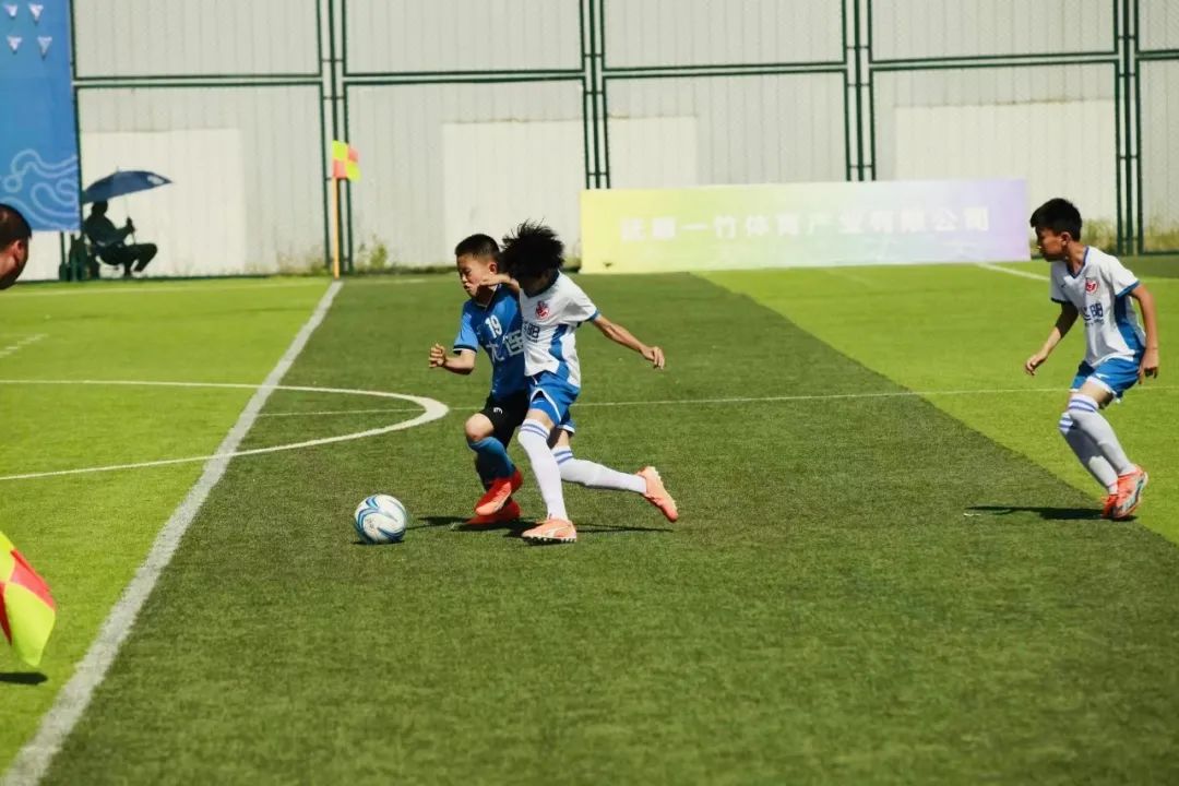 大连夺冠捧杯,大连男足最新消息