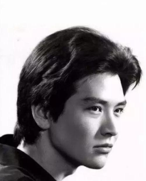 当46岁袁泉和63岁费翔站在一起，我终于明白，什么是顶级骨相