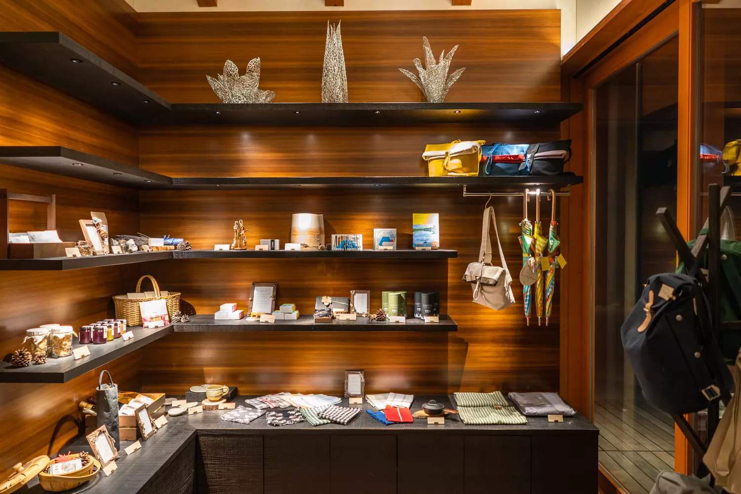 风水大师专给富婆算命,有几颗痣都知道,被捕后坦言:曾是美容院的