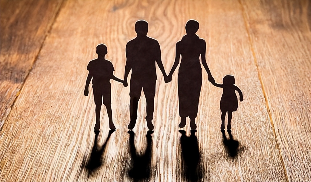 买张新桌子，女儿崩溃痛哭…这事真的怪父母“哭穷”吗？