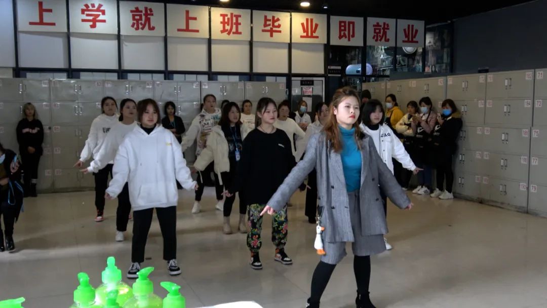 昆明美容美甲化妆培训班价格,昆明美容美甲师培训班