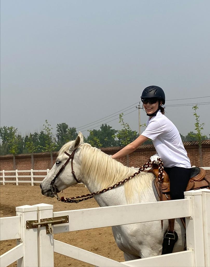 谷爱凌运动写真照片,谷爱凌晒骑马照