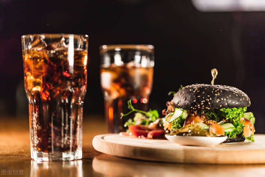 俄罗斯版麦当劳进入中国,西方快餐连锁店退出俄罗斯