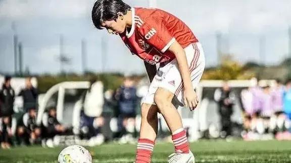 中国14岁球员王磊效力本菲卡u14,本菲卡u15王磊集锦