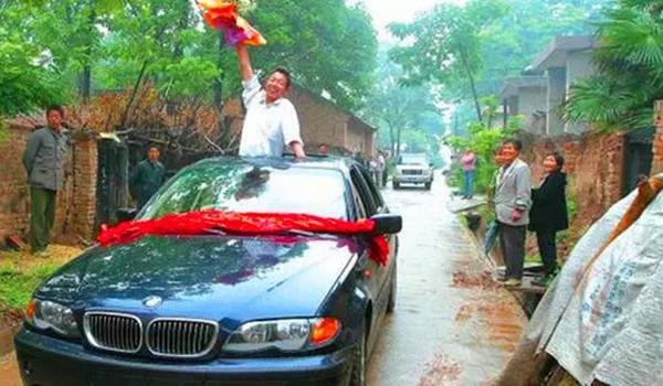 2004年，西安即开型彩票大奖被安排的托搞砸了，揭开了彩票黑幕