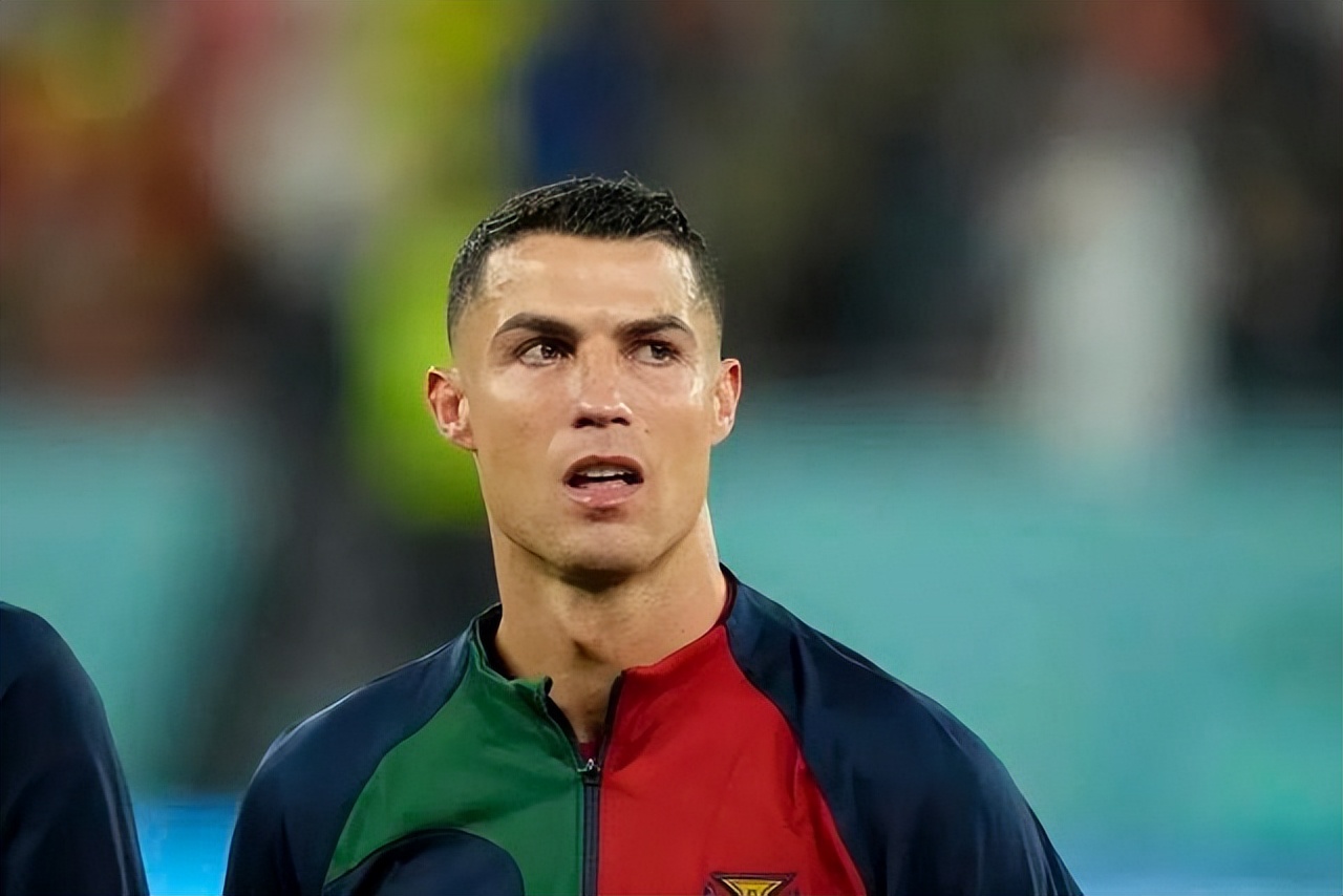 昏暗甬道中C罗无声哭泣的身影,救世主也救不了不信任他的球队