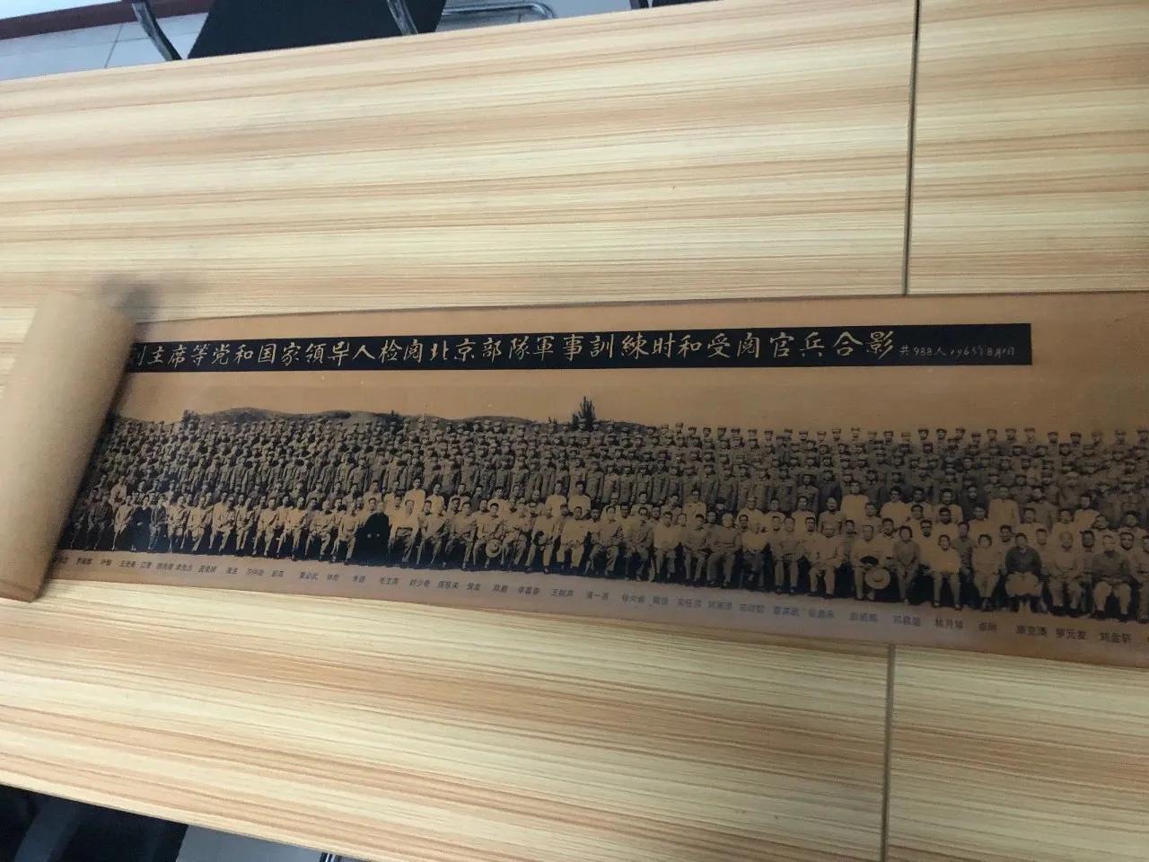 老人路边2800元售卖父亲部队老照片，女生感动险上当