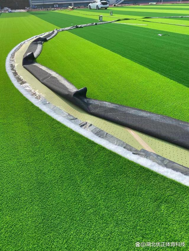 足球场人造草坪施工全过程,拉萨人工塑料草坪施工