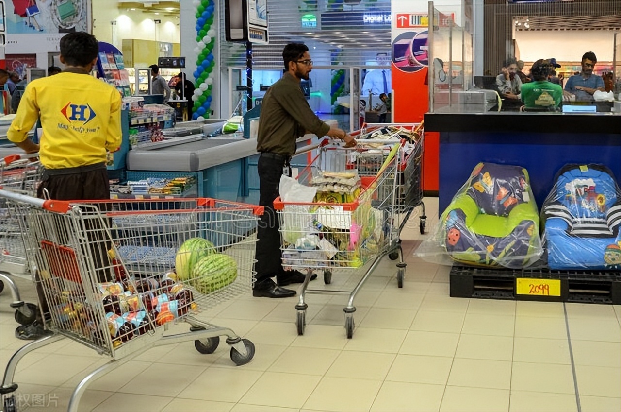 各地超市最新囤货现象 (现在全国超市3月份缺货吗)