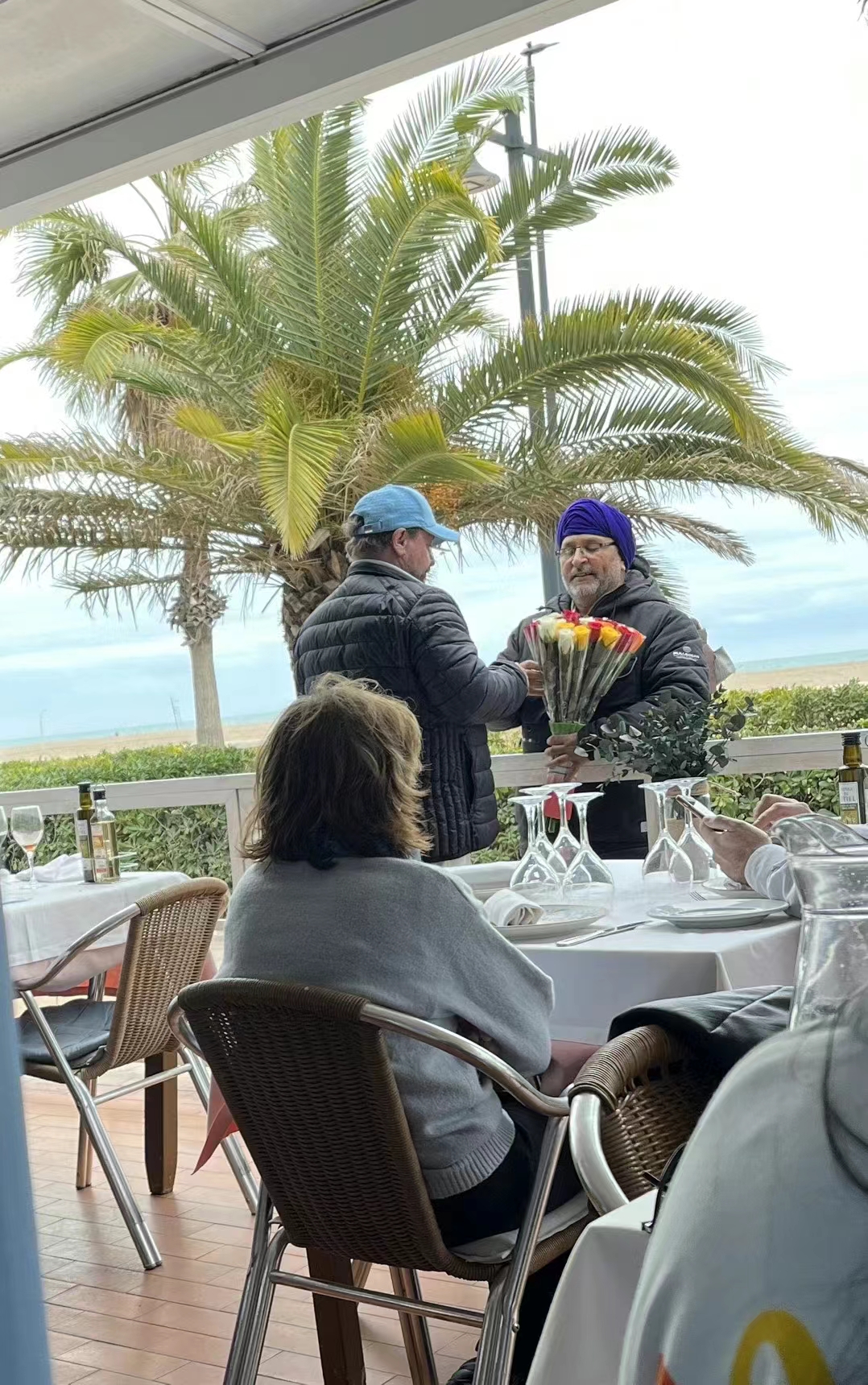 彩色旅图·西欧纪行｜瓦伦西亚的情人节，小贩在饭店外面卖鲜花