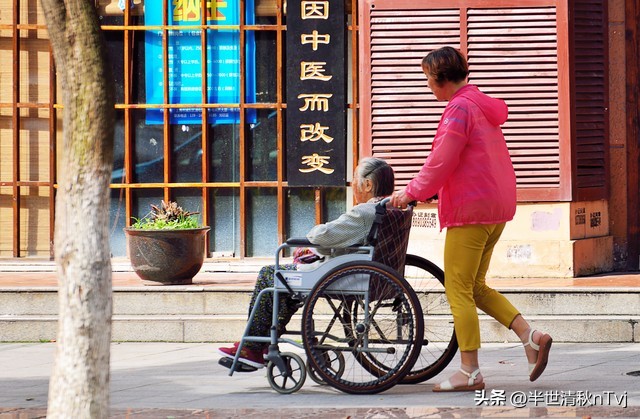 疫情三年她在用娇小的身躯赚钱还债