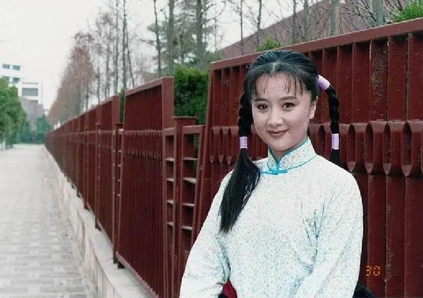 他是著名导演,妻子是演员,恩爱到老生一个漂亮女儿,幸福惹人羡