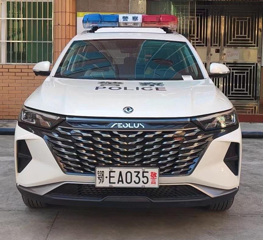 身穿“制服”、头顶彩灯，就职三个月，这个法庭新人“35号”有话要说……