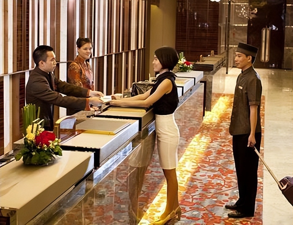 情侣住宾馆遇到警察查房该怎么办,情侣住酒店遇到查房会被拘留吗