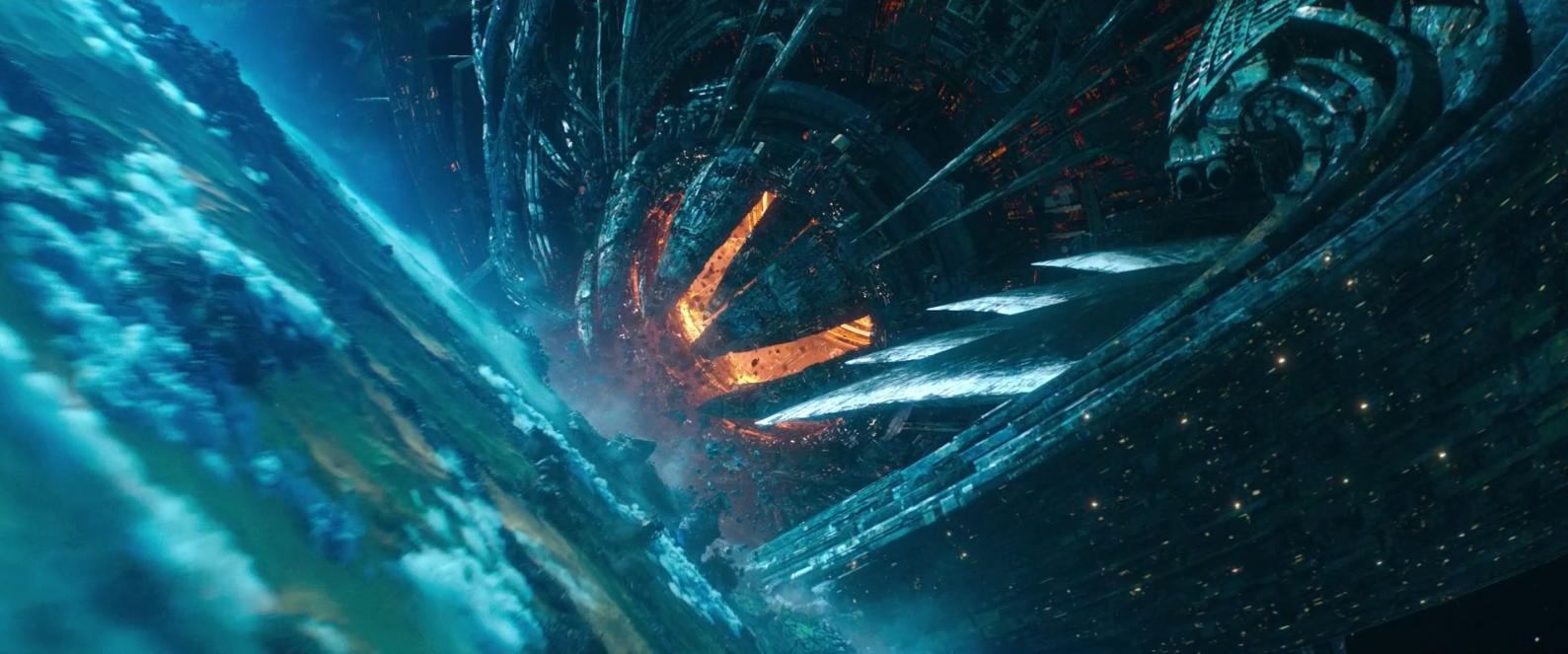 一个变形KingKong和一个变形金钢铁侠在救一个变形金刚