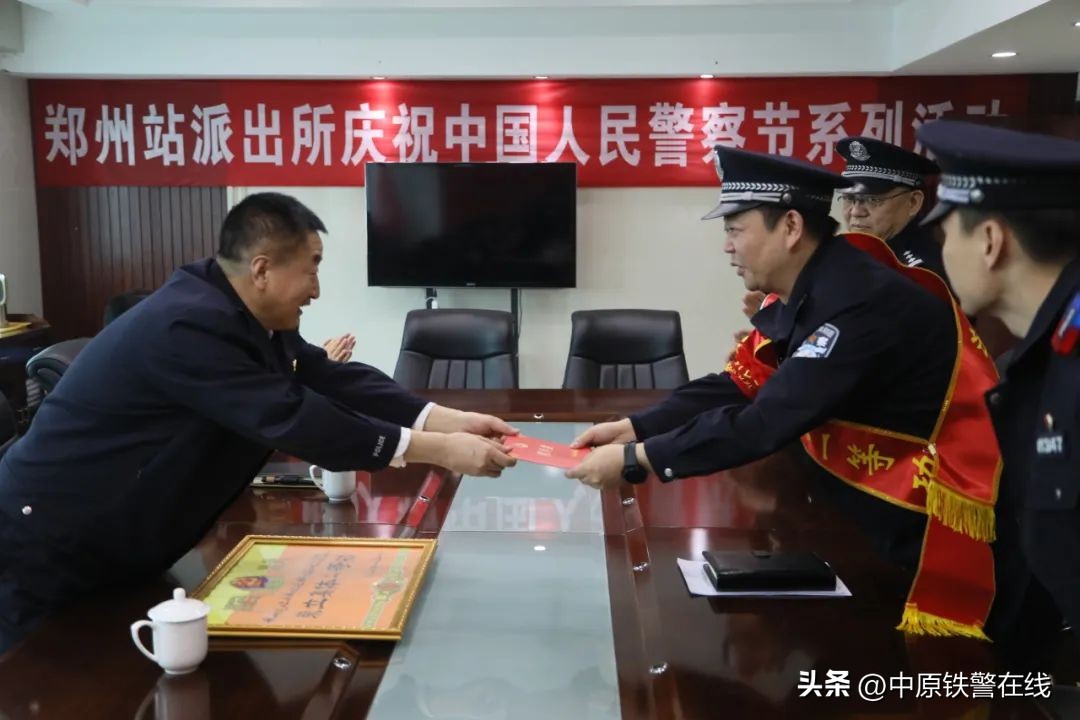 送去慰问品看望民警,送温暖慰问警察