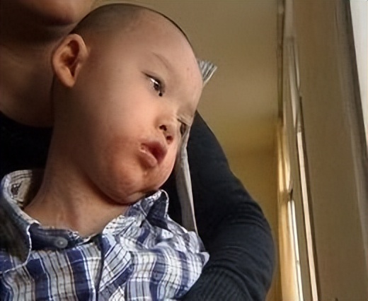 女子带3岁儿子洗药浴，不料却洗出绝症，*底卧**2年讨公道，结局如何