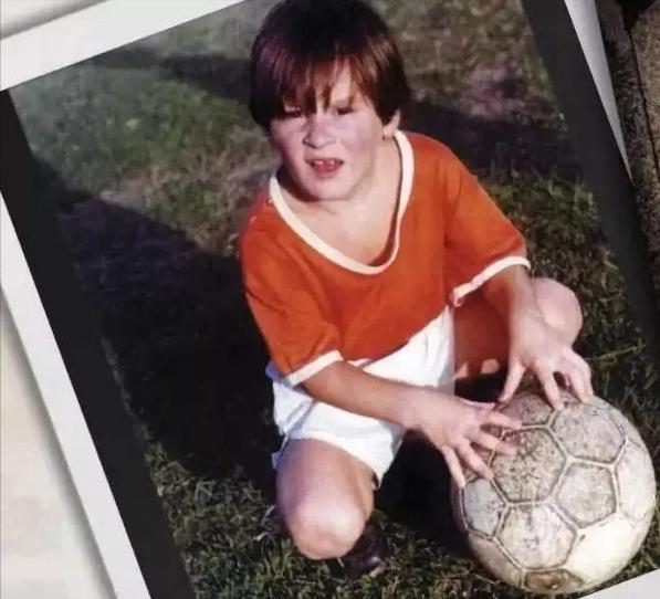 从侏儒症逆袭一代球王,从侏儒症到足球巨人