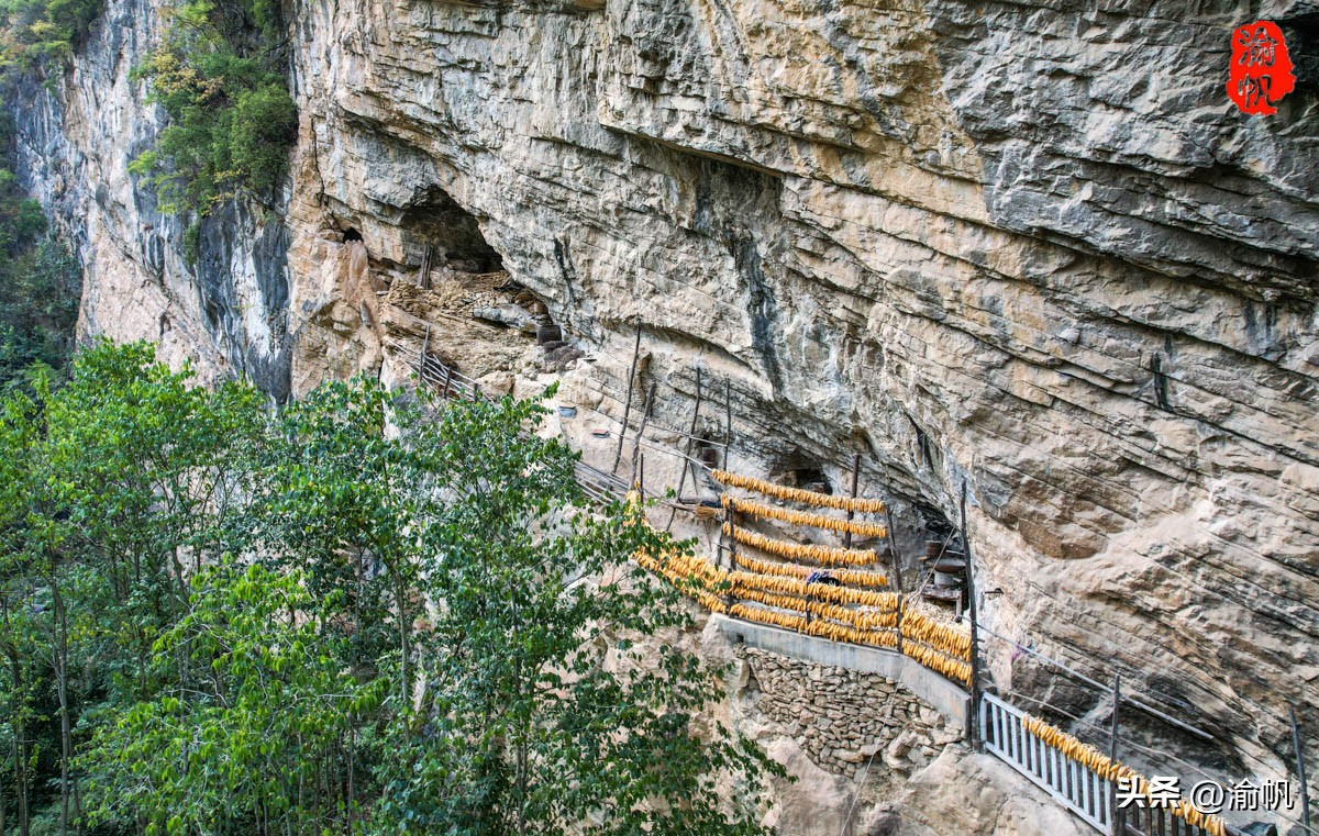 重庆深山悬崖上发现辉煌建筑房屋,重庆大山悬崖峭壁发现千年古房子