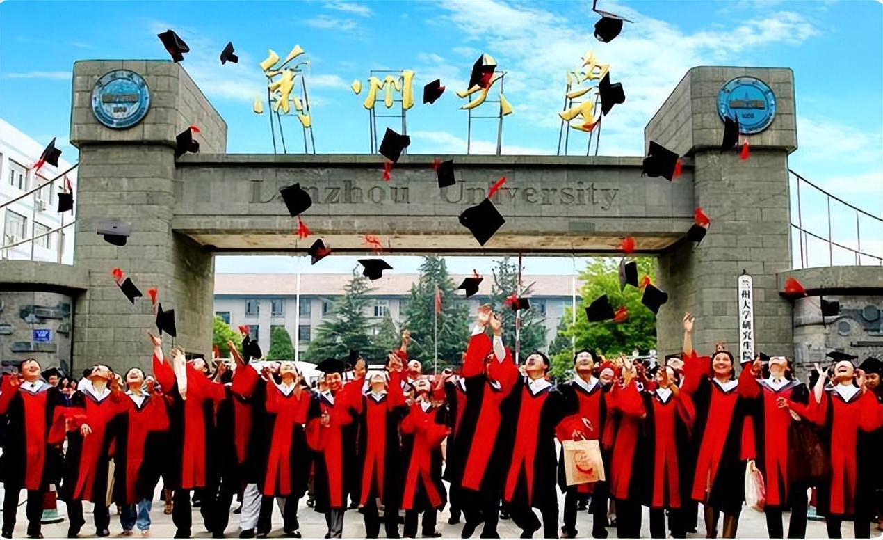 公务员录取人数最多的大学专业，一共有9个，财经类专业不止一个