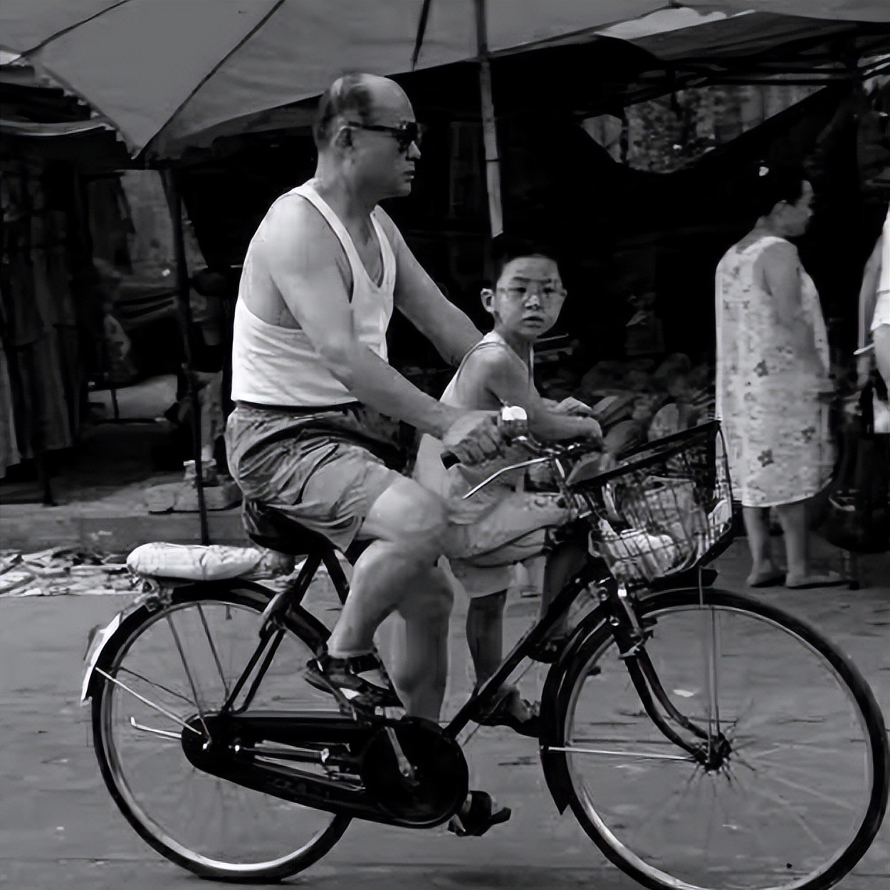 二八大杠自行车什么年代最流行,六七十年代二八大杠永久自行车